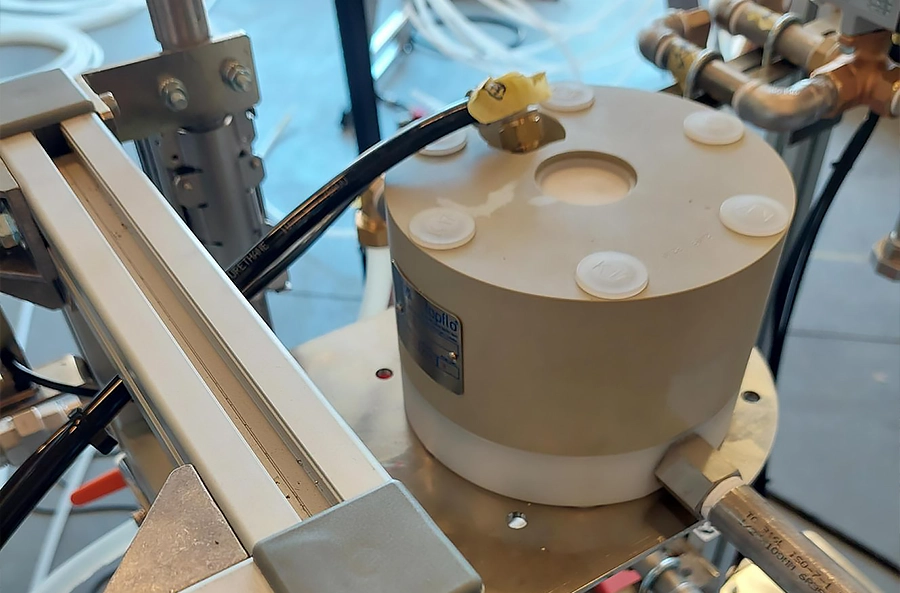 Tapflo-Pulsationsdämpfer für Membranpumpen, installiert im Yutaka-Roboter.