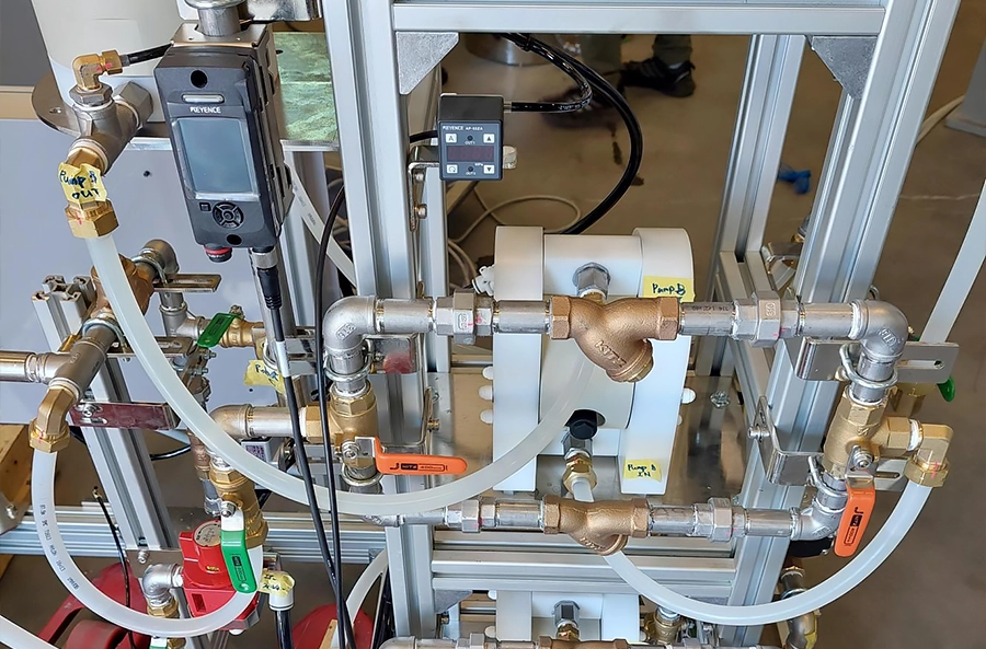 Tapflo-Membranpumpen, eingebaut in den Yutaka-Apparat.