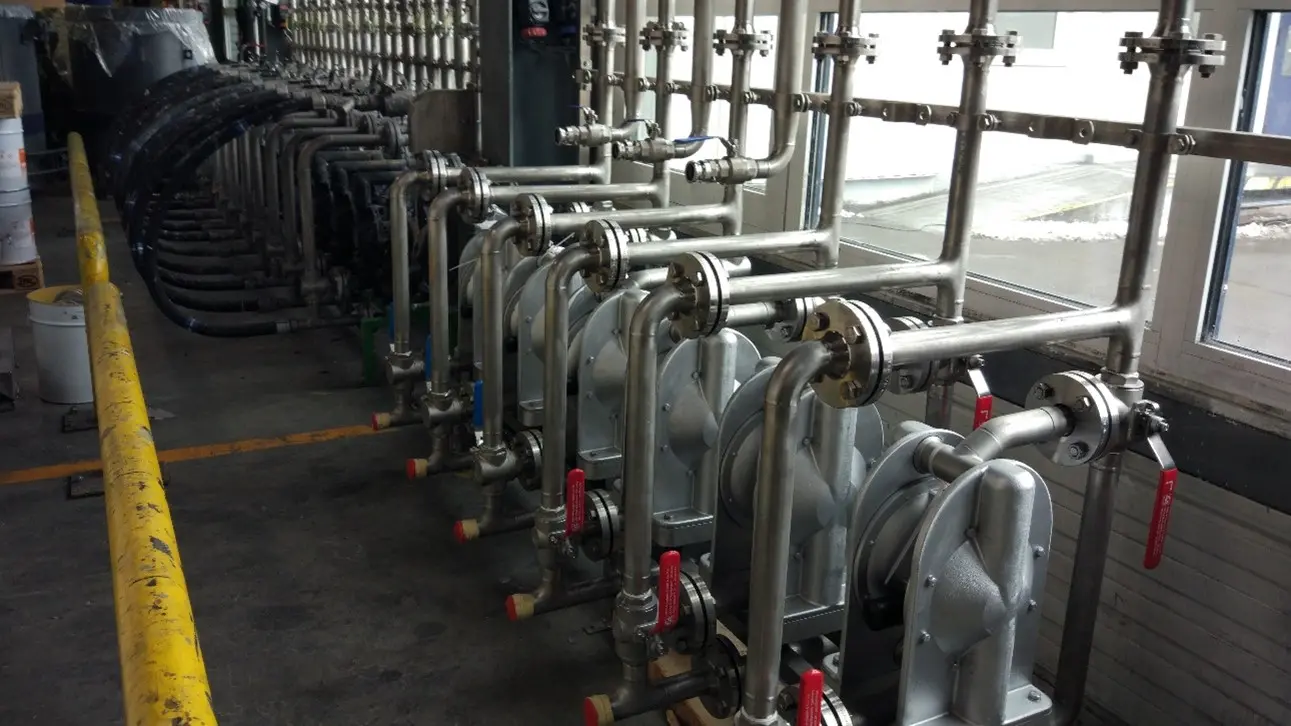Industrielle Membranpumpen, installiert in einer Lackproduktionsanlage