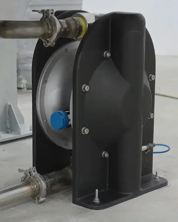 Tapflo-Pulverpumpe in ATEX-Ausführung, installiert in der Gummifabrik