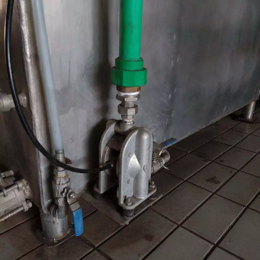 Membránové čerpadlo Tapflo instalované ve výrobní lince na ethanol