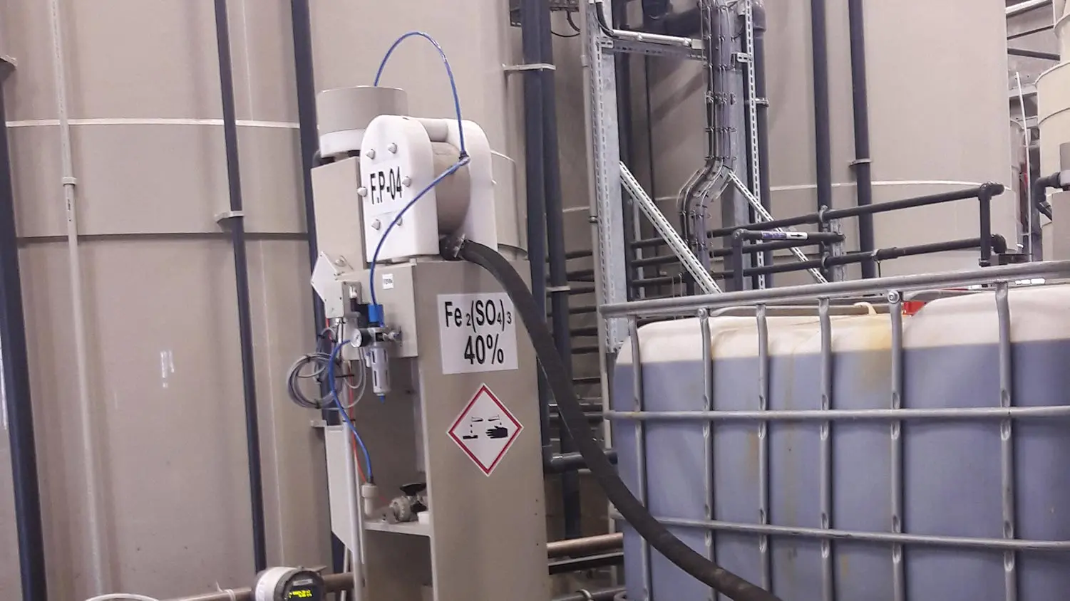Bomba de diafragma Tapflo instalada en planta de tratamiento de aguas residuales