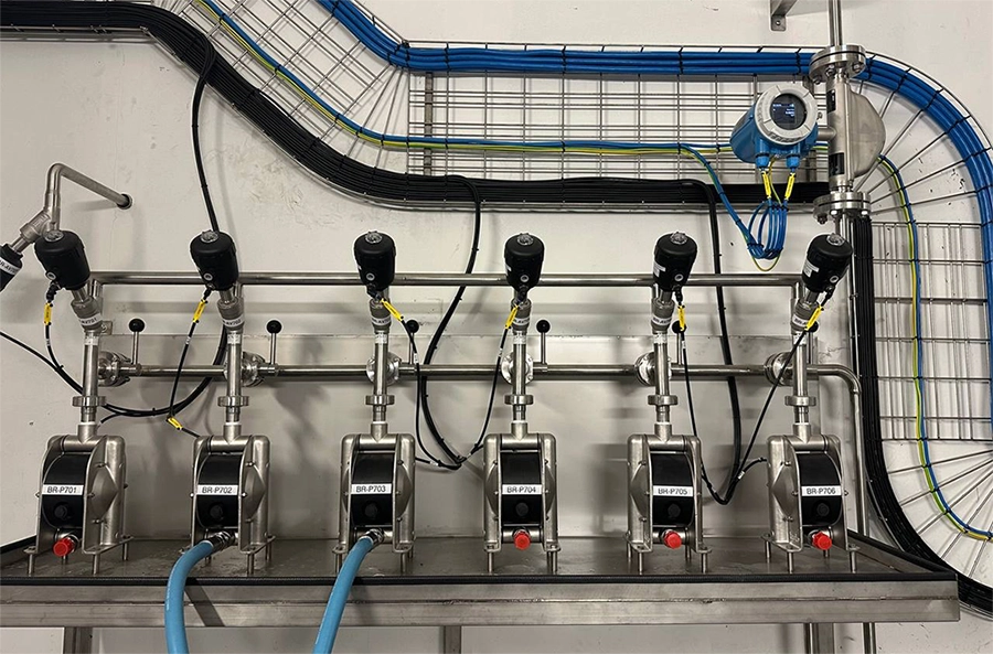 Pompe a membrana Tapflo per etanolo in un'installazione Magma completata.