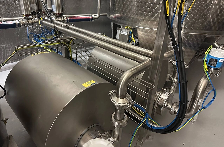 Pompe centrifughe Tapflo per etanolo in un'installazione Magma completata.