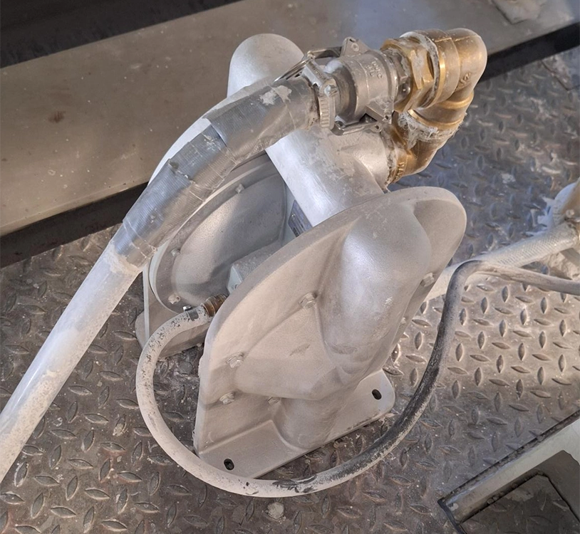 Pompa proszkowa Tapflo TX zainstalowana w zakładzie Unirubber.